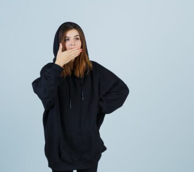 Czarna bluza basic – jak ją stylizować, by nie wyglądać nudno?