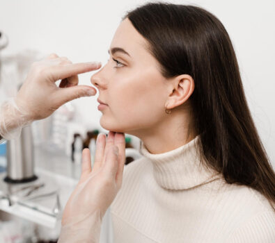 Operacja garbu nosa a względy estetyczne – jak chirurgia wpływa na pewność siebie?